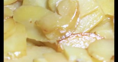 Tavada kızarmış patates.