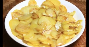 Tavada kızarmış patates.