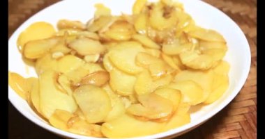Tavada kızarmış patates.