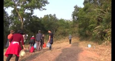 Bir grup insan dağlara ve ormanlara tırmanıyor.