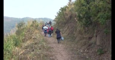 Bir grup insan dağlara ve ormanlara tırmanıyor.