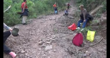 Bir grup insan dağlara ve ormanlara tırmanıyor.