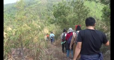 1 Ocak 2025, Hai Duong, Vietnam. Bir grup insan dağlara ve ormanlara tırmanıyor.