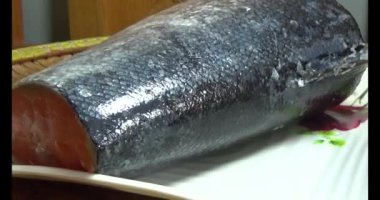 Somon balığı ve bıçakla parçalara ayrılmış.