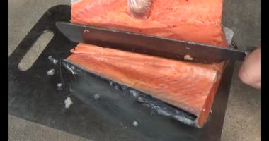 Somon balığı ve bıçakla parçalara ayrılmış.