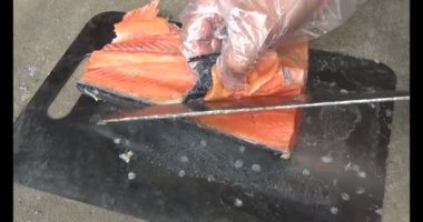 Somon balığı ve bıçakla parçalara ayrılmış.
