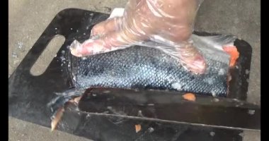 Somon balığı ve bıçakla parçalara ayrılmış.