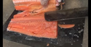 Somon balığı ve bıçakla parçalara ayrılmış.
