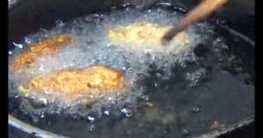 Yağda kızartılmış patates cipsi.