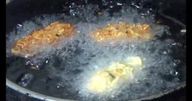 Yağda kızartılmış patates cipsi.