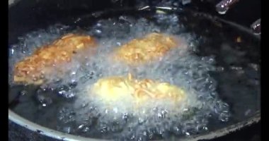 Yağda kızartılmış patates cipsi.