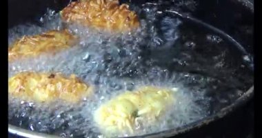 Yağda kızartılmış patates cipsi.