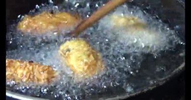 Yağda kızartılmış patates cipsi.