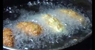 Yağda kızartılmış patates cipsi.