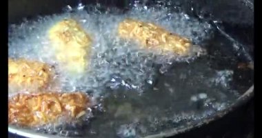 Yağda kızartılmış patates cipsi.