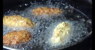 Yağda kızartılmış patates cipsi.