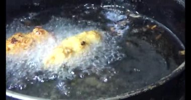 Yağda kızartılmış patates cipsi.