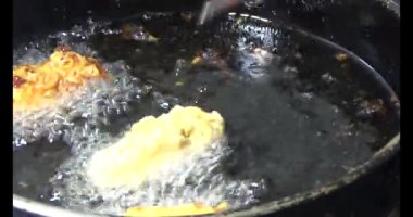 Yağda kızartılmış patates cipsi.