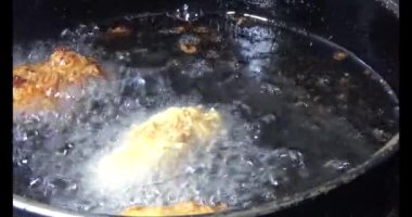 Yağda kızartılmış patates cipsi.