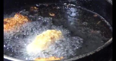 Yağda kızartılmış patates cipsi.