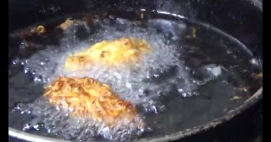 Yağda kızartılmış patates cipsi.