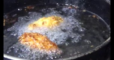 Yağda kızartılmış patates cipsi.