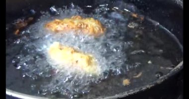 Yağda kızartılmış patates cipsi.