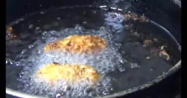 Yağda kızartılmış patates cipsi.