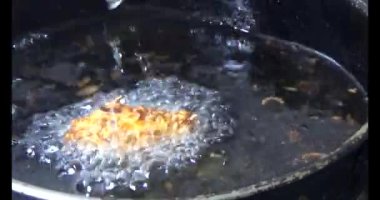 Yağda kızartılmış patates cipsi.