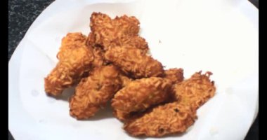 Yağda kızartılmış patates cipsi.