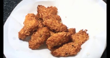 Yağda kızartılmış patates cipsi.