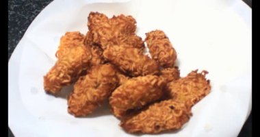 Yağda kızartılmış patates cipsi.