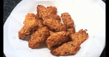 Yağda kızartılmış patates cipsi.