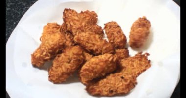 Yağda kızartılmış patates cipsi.