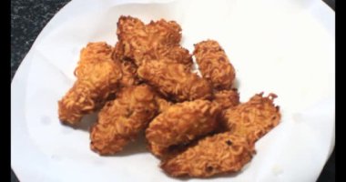 Yağda kızartılmış patates cipsi.