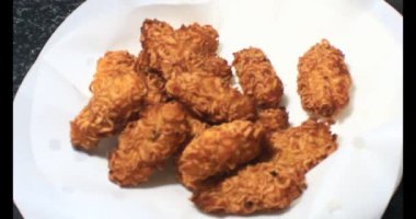 Yağda kızartılmış patates cipsi.