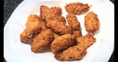 Yağda kızartılmış patates cipsi.