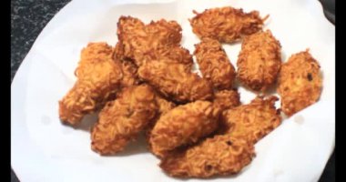 Yağda kızartılmış patates cipsi.