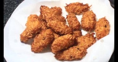 Yağda kızartılmış patates cipsi.