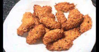 Yağda kızartılmış patates cipsi.