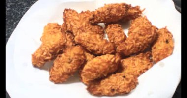 Yağda kızartılmış patates cipsi.