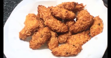 Yağda kızartılmış patates cipsi.