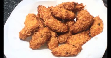 Yağda kızartılmış patates cipsi.