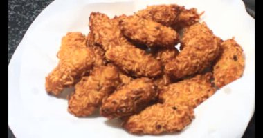 Yağda kızartılmış patates cipsi.