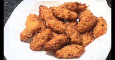 Yağda kızartılmış patates cipsi.