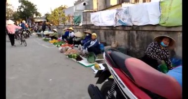 13 Ocak 2025, Hai Duong, Vietnam. Kırsal bölgedeki Tet pazarında yeni yıl pazarı