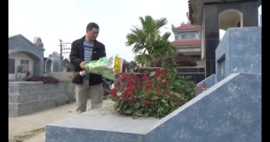 23 Ocak 2025, Hai Duong, Vietnam. Mezarları ziyaret et. Tütsü yak, yeni yılda ölen yakınlarının mezarlarını temizle.