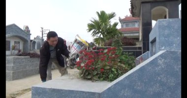 23 Ocak 2025, Hai Duong, Vietnam. Mezarları ziyaret et. Tütsü yak, yeni yılda ölen yakınlarının mezarlarını temizle.