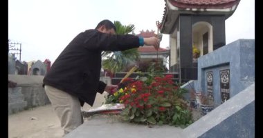 23 Ocak 2025, Hai Duong, Vietnam. Mezarları ziyaret et. Tütsü yak, yeni yılda ölen yakınlarının mezarlarını temizle.