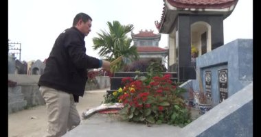 23 Ocak 2025, Hai Duong, Vietnam. Mezarları ziyaret et. Tütsü yak, yeni yılda ölen yakınlarının mezarlarını temizle.